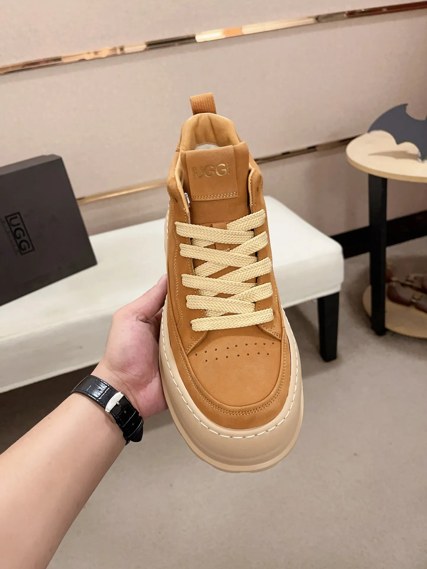 Factory price: 800💰North American men's shoes Ugg ☃️In the special sale of new high-quality men's shoes snow boots in autumn and winter, the nemesis of extreme cold weather! Made of cowhide leather, merino wool lining, and original outsole, whether driving, outdoor or daily wear, there is always one that suits you! Code number 39-44